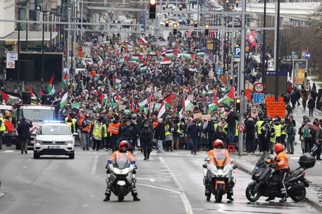 Bilder des Jahres 2024, News 01 Januar News Themen der Woche KW03 News Bilder des Tages People attend a demonstration to show solidarity with the Palestinian people, Sunday 21 January 2024 in Brussels, calling for the Belgian government to take action against the state of Israel.  NICOLASxMAETERLINCK 84399170