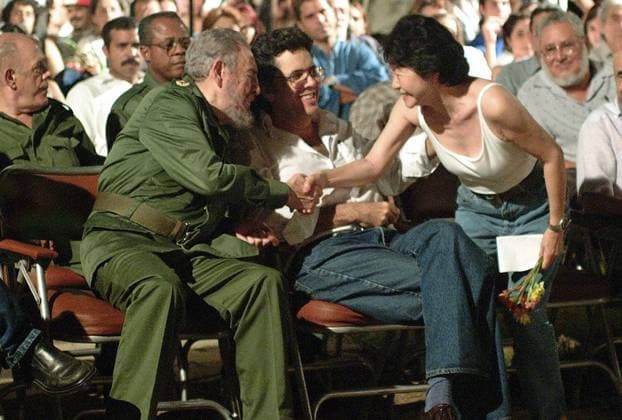 ESPECTACULO HAB31106002. EL PRESIDENTE DE CUBA, FIDEL CASTRO SALUDA A SETSUKO ONO, ESCULTORA JAPONESA, Y HERMANA DE YOKO ONO, QUIEN DONO LA PIEZA *EXTASIS DE AMOR*, INSTALADA CERCA DE LA ESTATUA DEL EX BEATLE JOHN LENNON, DURANTE EL ESPECTACULO DENOMINADO *BIENAL POR LA PAZ*. 6 DE NOVIEMBRE DEL 2003. CUBA. NOTIMEX FOTO ERNESTO MASTRASCUSA FRE ACE LA HABANA CUBA EDITORIAL USE ONLY Copyright: xx NTX01000000 ERNESTOxMASTRASCUSAx notimexpix127972