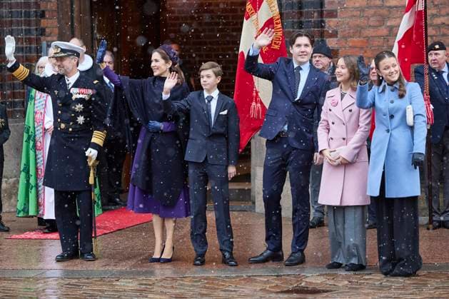 Entertainment Themen der Woche KW03 Entertainment Bilder des Tages King Frederik X, Queen Mary, Crown Prince Christian, Princess Isabella, Princess Josephine and Prince Vincent greets the crowd after a service on the occasion of the change of throne in Denmark, in Aarhus Cathedral, Sunday January 21, 2024. Its the first public appearance in Jutland by Denmarks new King and Queen since the change of throne last Sunday , Aarhus *** King Frederik X, Queen Mary, Crown Prince Christian, Princess Isabella, Princess Josephine and Prince Vincent greets the crowd after a service on the occasion of the change of throne in Denmark, in Aarhus Cathedral, Sunday January 21, 2024 Its the first public appearance in Jutland by Denmarks new King and Queen since the change of throne last Sunday , Aarhus  Copyright: MikkelxBergxPedersenx spdk20240121-155832-L