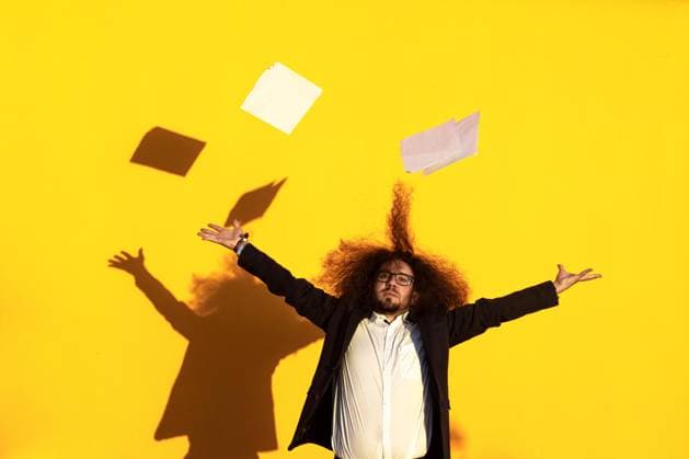 Creative Highlights Symbolbilder Porträt eines langhaarigen Geschäftsmannes, der Papiere und Dokumente in die Luft wirft, auf gelbem Hintergrund *** Portrait one long-haired businessman, the Papers and Documents in the Air throws, at yellow Background Copyright: imageBROKER/IvanxLasxHeras ibxila10085461.jpg ,model released, Symbolfoto ,property released