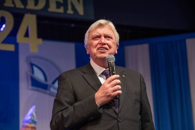 Awarding of the Order of Courage The HCV awards the Order of Courage at the Order Festival 21 01 2024 Bürstadt Awarding of the Order of Courage The HCV awards the Order of Courage to Volker Bouffier at the Order Festival TG2024-0048