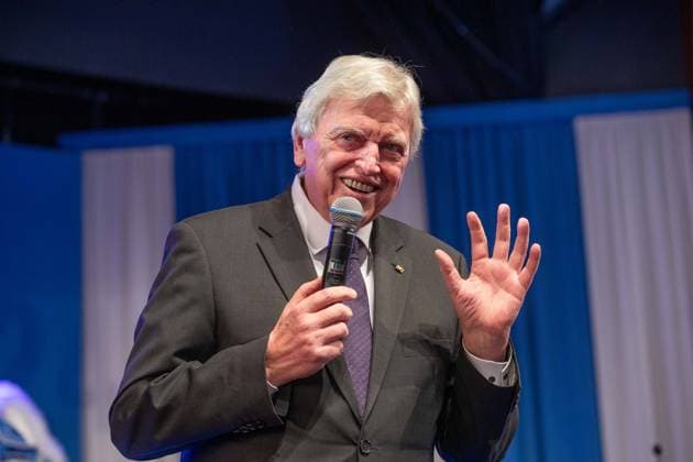 Awarding of the Order of Courage The HCV awards the Order of Courage at the Order Festival 21 01 2024 Bürstadt Awarding of the Order of Courage The HCV awards the Order of Courage to Volker Bouffier at the Order Festival TG2024-0048