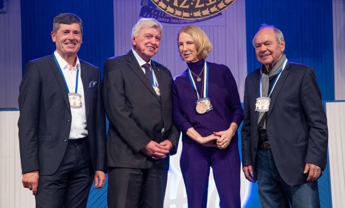 Awarding of the Order of Courage The HCV awards the Order of Courage at the Order Festival 21 01 2024 Bürstadt Awarding of the Order of Courage The HCV awards the Order of Courage at the Order Festival Markus Merk, Volker Bouffier, Katrin Eigendorf, Klaus Schlappner TG2024-0048