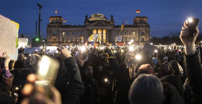 Bilder des Jahres 2024, News 01 Januar News Themen der Woche KW03 Demonstranten bei der Demo - Demokratie verteidigen - Zusammen gegen Rechts - , vor dem Reichstag Berlin, 21.01.2024. Berlin Deutschland *** Demonstrators at the demo Defending democracy together against the right, in front of the Reichstag Berlin, 21 01 2024 Berlin Germany Copyright: xThomasxImox