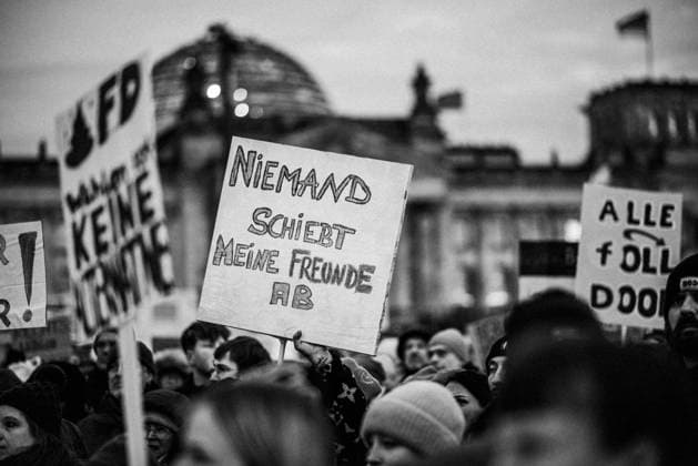 Kundgebung gegen Rechtsextremismus vor dem Bundestag Bezug nehmend auf die von Correctiv aufgedeckten Deportationspläne einer Gruppe hochrangiger Rechtsradikaler, versammelten sich am 21.01.2024 laut Polizei ca. 100000, laut Veranstalter ca. 350000 Menschen vor dem Deutschen Bundestag, um ein Zeichen gegen Rechtsextremismus, Faschismus und die demokratiegefährdende Partei AFD zu setzen. Aufgerufen zu der Demonstration unter dem Motto Demokratie verteidigen: Zusammen gegen Rechts hatte Fridays for Future Berlin gemeinsam mit einem Bündnis verschiedener Organisationen., Berlin Berlin Deutschland Mitte *** Rally against right-wing extremism in front of the Bundestag Referring to the deportation plans of a group of high-ranking right-w