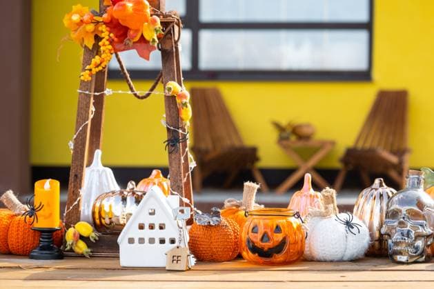 Autumn decor on porch of yellow house outside of pumpkin, lantern, garlands and figure of home and key. Halloween party, autumn mood, Harvest festival, real estate, insurance, mortgage Autumn decor on porch of yellow house outside of pumpkin, lantern, garlands and figure of home and key. Halloween party, autumn mood, Harvest festival, real estate, insurance, mortgage Copyright: xZoonar.com OlgaxSimonovax 20834783