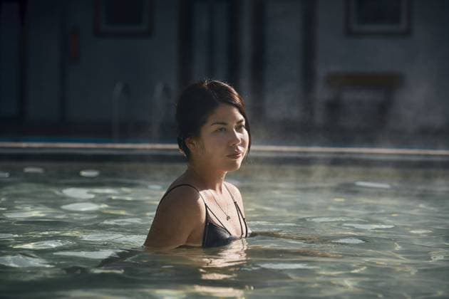 A young Asian girl, 25-30 years old, bathes in a hot springs poo Shonzhy, Almaty Region, Kazakhstan R_DKFN240121-1334261-01 ,model released, Symbolfoto