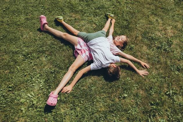 Children lying on the lawn Moscow, Moscow, Russia R_ITUP240121-1328331-01 ,model released, Symbolfoto