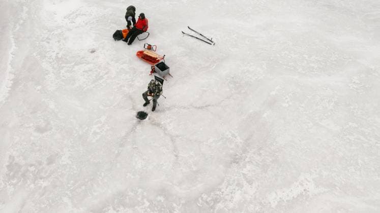 People with ice hole for fishing in frozen lake in winter Brian Head, Utah, United States R_WVNP231229K-1289738-01 ,model released, Symbolfoto