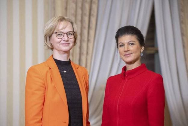 KATJA WOLF UND SAHRA WAGENKNECHT ** NUR FÜR REDAKTIONELLE ZWECKE ** EDITORIAL USE ONLY **<p>19 01 2024-Weimar: Die Politikerin Sahra Wagenknecht (BSW Bündnis Sahra Wagenknecht), rechts, und Eisenachs Oberbürgermeisterin Katja Wolf (Die Linke), links, posieren am Abend im Weimarer Hotel Dorint für ein Foto. Wolf tritt zur Kommunalwahl am 26. Mai 2024 nicht wieder an. Das kündigte die 47-Jährige am Freitag an. Stattdessen will sie für das Bündnis Sahra Wagenknecht für den Thüringer Landtag kandidieren. ( Deutschland Thueringen Weimar Copyright: SaschaxFromm *** KATJA WOLF AND SAHRA WAGENKNECHT FOR EDITORIAL PURPOSES ONLY EDITORIAL USE ONLY p 19 01 2024 Weimar Politician Sahra Wagenknecht BSW Alliance Sahra Wagenknecht , right Copyright: SaschaxFromm doc7trwi2q5kv7zp2xt5ay ,EDITORIAL USE ONLY