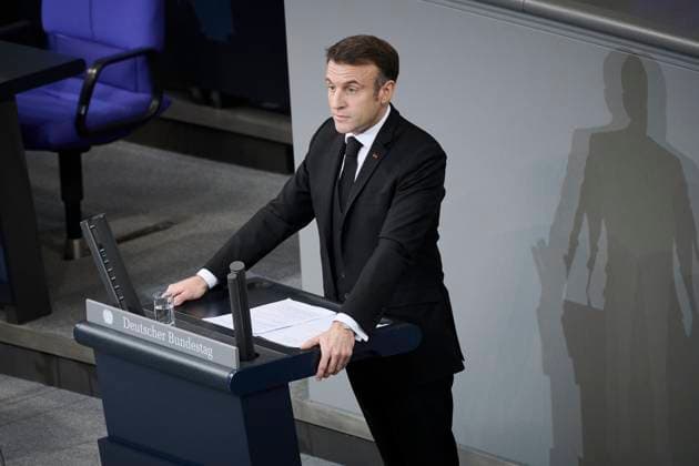 Bilder des Jahres 2024, News 01 Januar News Themen der Woche KW04 News Bilder des Tages Berlin, Trauerstaatsakt für den verstorbenen Bundestagspräsidenten a.D. Wolfgang im Bundestag Zum Gedenken an den verstorbenen ehemaligen Bundestagspräsidenten Dr. Wolfgang Schäuble hat Bundespräsident Frank-Walter Steinmeier einen Trauerstaatsakt angeordnet. Der Trauerstaatsakt wird durch den Deutschen Bundestag ausgerichtet und findet am Montag, 22. Januar 2024, statt. Im Bild: der Staatspräsident der Französischen Republik, Emmanuel Macron Berlin Bundestag Berlin Deutschland *** Berlin, Act of mourning for the deceased former President of the Bundestag Wolfgang in the Bundestag In memory of the deceased former President of the Bundestag Dr Wolfgang Schäuble, Federal President Frank Walter Steinmeier has ordered an act of mourning