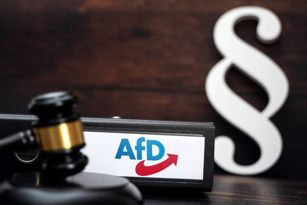 January 22, 2024: Folder with AfD Alternative for Germany logo next to a judge s gavel and a paragraph symbol PHOTOMONTAGE *** Ordner mit AfD Alternative für Deutschland Logo neben einem Richterhammer und einem Paragraphen Symbol FOTOMONTAGE
