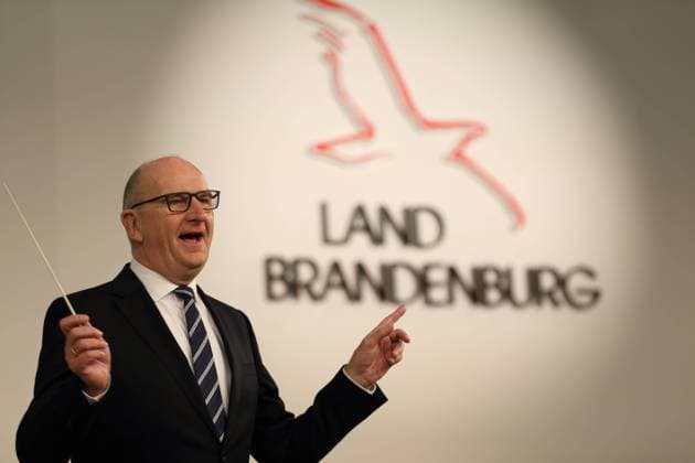 Ministerpräsident Dietmar Woidke (SPD) dirigiert das Landespolizeiorchester zum Lied Märkische Heide, märkischer Sand beim Brandenburg-Tag auf der Grünen Woche in Berlin, 22. Januar 2024. Internationale Grüne Woche Berlin Brandenburg-Tag *** Minister President Dietmar Woidke SPD conducts the state police orchestra to the song Märkische Heide, märkischer Sand at Brandenburg Day at the Green Week in Berlin, January 22, 2024 International Green Week Berlin Brandenburg Day