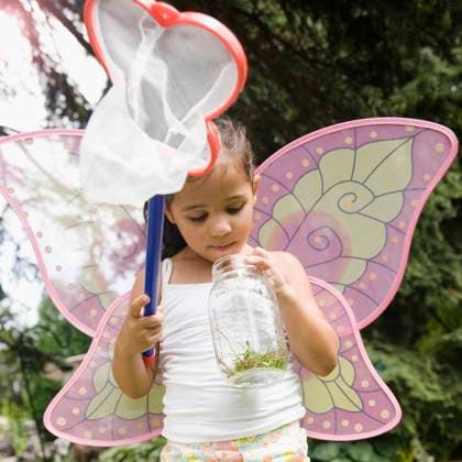 IMAGO Creative: Sommer, Sommertage im Garten Hispanic girl in butterfly costume with jar Huntington Station, NY, 21.12.2023, model released, TTBB_BLD066938.jpg, 4-5 years, backyard, butterfly, butterfly net, carefree, catching, childhood, color image, costume, curiosity, day, discovery, dress up, elementary age, exploring, front view, fun, girl, insect, jar, latin american and hispanic ethnicity, latina, leisure activity, looking, looking down, low angle view, net, one girl only, one person, outdoors, people, photography, searching, serious, square image, standing, summer, sunny, waist up, weekend activities, wings, wonder, minority, minoritiesamazement, apparel, astonishment, awe, bug, capturing, cheerful, child, children, clothes, clothing, color, colour, container, curious, daylig Copyright: xJGI JamiexGrillx