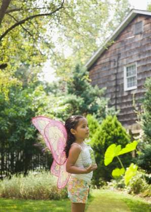 IMAGO Creative: Sommer, Sommertage im Garten Hispanic girl in butterfly costume with jar Huntington Station, NY, 21.12.2023, model released, TTBB_BLD066939.jpg, 4-5 years, backyard, butterfly, carefree, catching, childhood, color image, costume, curiosity, day, discovery, dress up, elementary age, exploring, fun, girl, house, insect, jar, latin american and hispanic ethnicity, latina, leisure activity, lens flare, one girl only, one person, outdoors, people, photography, profile, searching, serious, side view, standing, summer, three quarter length, vertical, weekend activities, wings, yard, minority, minoritiesabode, apparel, bug, capturing, cheerful, child, children, clothes, clothing, color, colour, container, curious, daylight, daytime, discovering, dress-up, dressing up, dressup Copyright: xJGI JamiexGrillx
