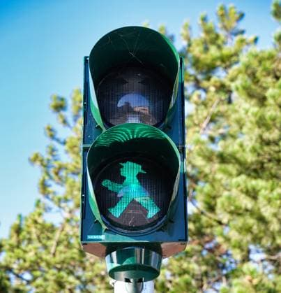 Ampelmännchen Ost verkehr, ampel, ost, ddr, rot, grün, himmel, gehen, stop, baum, hut Copyright: xZoonar.com HGVorndranx 20848408