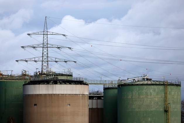 Strommasten ragen über die Industrieanlagen von Shell Energy in Wesseling bei Köln. Die Umgebung ist geprägt von Stromleitungen und Industrieschloten. (Themenbild, Symbolbild). Wesseling, 22.01.2024 NRW Deutschland *** Power pylons tower over Shell Energys industrial facilities in Wesseling near Cologne The surrounding area is characterized by power lines and industrial chimneys Themed image, symbolic image Wesseling, 22 01 2024 NRW Germany Copyright: xChristophxHardtx