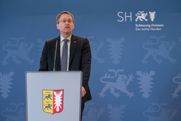 News Themen der Woche KW04 Kiel, 23.01.24 Ministerpräsident Daniel Günther Pressestatement zur Ansiedlung der Batterieproduktionsstätte von Northvolt in Dithmarschen Schleswig-Holstein im Landeshaus in Kiel. Northvolt will die grünste Batterie der Welt bauen und hat sich für den Standort Heide entschieden *** Kiel, 23 01 24 Minister President Daniel Günther Press statement on the establishment of Northvolts battery production facility in Dithmarschen Schleswig Holstein at the State House in Kiel Northvolt wants to build the greenest battery in the world and has chosen Heide as its location