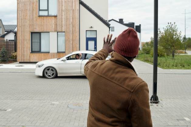 Mature man saying goodbye to woman leaving for work by car model released, Symbolfoto, DSHF01422
