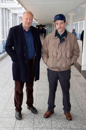 Entertainment Themen der Woche KW04 Entertainment Bilder des Tages Axel Milberg und August Diehl beim Fototermin am Set des ARD-Krimis Tatort - Borowski und das Haupt der Medusa im Sophienhof. Kiel, 23.01.2024 *** Axel Milberg and August Diehl at the photo call on the set of the ARD crime thriller Tatort Borowski und das Haupt der Medusa at Sophienhof Kiel, 23 01 2024 Foto:xC.xTamckex xFuturexImagex tatort_kiel_4104