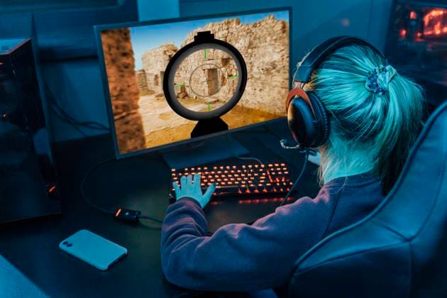 IMAGO Creative, Lifestyle, Gaming Gamer wearing headset and playing esports on desktop PC model released, Symbolfoto property released, EVKF00088