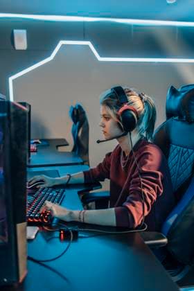 IMAGO Creative, Lifestyle, Gaming Professional gamer playing video game on computer model released, Symbolfoto property released, EVKF00093