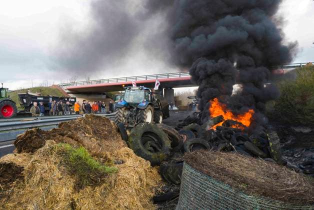 News Themen der Woche KW04 Farmers Block A20 Motorway - Montauban The fire of anger on the A20 with farmers from the Tarn-et-Garonne in the background. FNSEA and Young Farmers of Tarn-et-Garonne farmers rally and blockade in Montauban on the A20 freeway. France, Golfech January 23, 2024. Photo by Patricia Huchot-Boissier ABACAPRESS.COM Montauban France  Copyright: xHuchot-BoissierxPatricia ABACAx