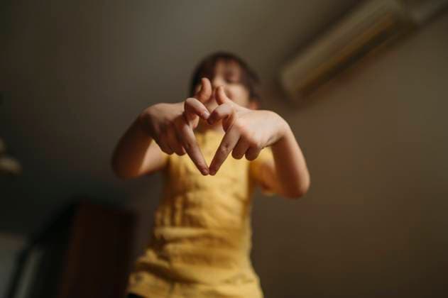 Boy making heart shape with fingers at home model released, Symbolfoto property released, ANAF02644