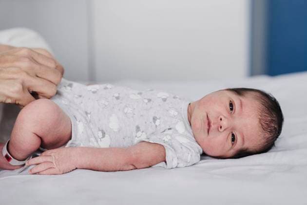 Creative Highlights Symbolbilder Cute baby girl lying on bed in hospital model released, Symbolfoto, EBBF08283
