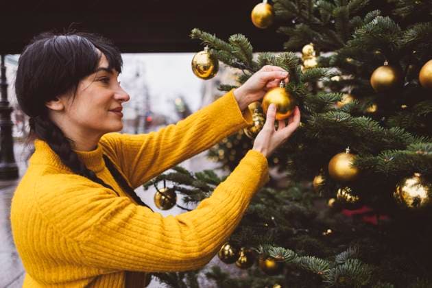 Smiling woman decorating Christmas tree model released, Symbolfoto, JCCMF11096