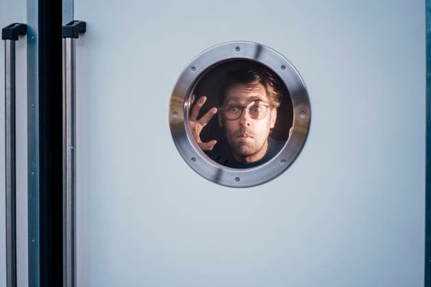 Creative Highlights Symbolbilder Shocked businessman looking through peephole model released, Symbolfoto property released, JOSEF22936