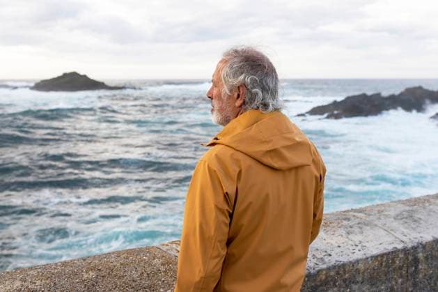 Creative Highlights Symbolbilder Thoughtful senior man wearing jacket and looking at sea model released, Symbolfoto, MMPF01134