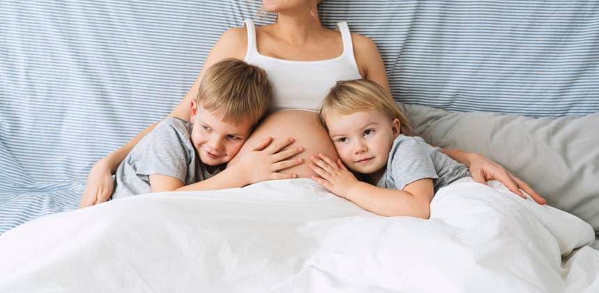 Children leaning on pregnant mother s stomach at home model released, Symbolfoto property released, NDEF01504