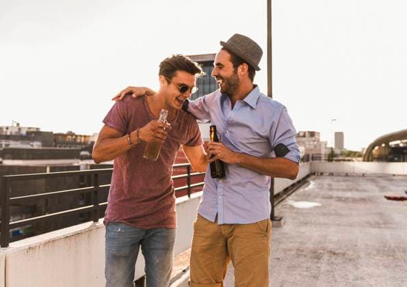 Smiling men having beer and enjoying on rooftop model released, Symbolfoto, UUF30783