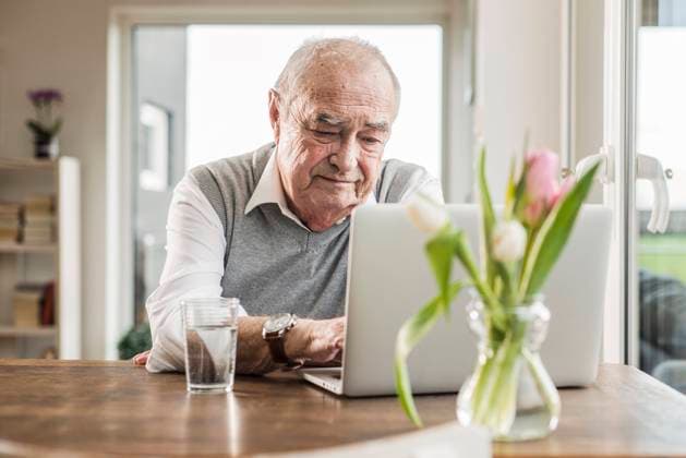 Senior man using laptop at home model released, Symbolfoto property released, UUF30869