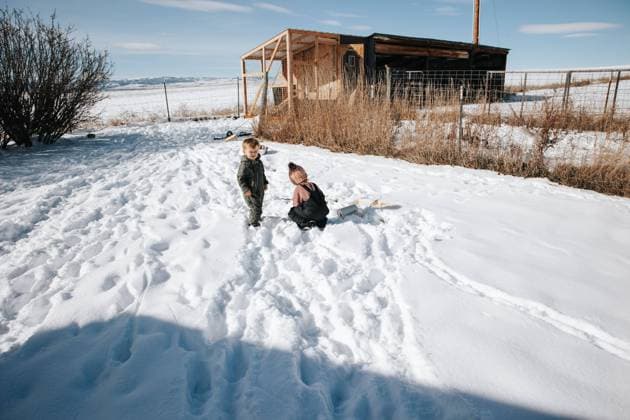 a 4-year-old girl and a 2-year-old boy, enjoy playful moments Wilsall, Montana, United States R_BAEK240123B3-1334146-01 ,model released, Symbolfoto
