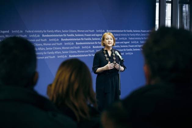 News Themen der Woche KW04 News Bilder des Tages Lisa Paus (Buendnis 90 Die Gruenen), Bundesministerin fuer Familie, Senioren, Frauen und Jugend, aufgenommen bei einem Pressestatement zum Thema Gehsteigbelaestigung nach einer Kabinettssitzung in Berlin, 24.01.2024. Fotografiert im Auftrag des Bundesministerium fuer Familie, Senioren, Frauen und Jugend (BMFSFJ) Berlin Deutschland *** Lisa Paus Buendnis 90 Die Gruenen , Federal Minister for Family Affairs, Senior Citizens, Women and Youth, photographed during a press statement on the subject of sidewalk paving after a cabinet meeting in Berlin, 24 01 2024 Photographed on behalf of the Federal Ministry for Family Affairs, Senior Citizens, Women and Youth BMFSFJ Berlin Germany Copyright: xFelixxZahnx