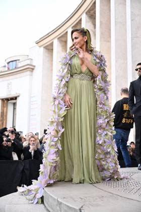 Bilder des Jahres 2024, Entertainment 01 Januar Entertainment Themen der Woche KW04 Jennifer Lopez arrive au dÃ filÃ Elie Saab Haute Couture Printemps EtÃ 2024 dans le cadre de la Fashion Week de Paris (PFW) Jennifer Lopez arrive au dÃ filÃ Elie Saab Haute Couture Printemps EtÃ 2024 dans le cadre de la Fashion Week de Paris (PFW) le 24 janvier 2024. Pierre Perusseau - Tiziano Da Silva Bestimage Jennifer Lopez arrives at the Elie Saab Haute Couture Spring Summer 2024 show as part of Paris Fashion Week (PFW) on January 24, 2024. Paris France  Copyright: xPerusseaux-xDaxSilvax xBestimagexPerusseaux-xDaxSilvax xBestimagex