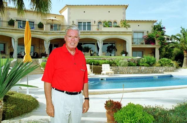 Manager auf Mallorca: Klaus-Michael Kuehne Fotoshooting Homestory mit dem deutschen Unternehmer Klaus-Michael Kuehne vor seinem Haus auf Mallorca, Spanien 2003., Port d Andraitx Mallorca Spain *** Manager at Mallorca Klaus Michael Kuehne Photo shoot Homestory with the Germans Entrepreneur Klaus Michael Kuehne before his House at Majorca, Spain 2003 , Port D Andraitx Mallorca Spain Copyright: FrankxWxHempel HEM_880001957 Nur redaktionelle Nutzung. Editorial usage only. HEM_880001957 EDITORIAL USE ONLY