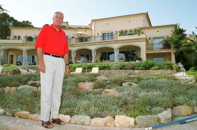 Manager auf Mallorca: Klaus-Michael Kuehne Fotoshooting Homestory mit dem deutschen Unternehmer Klaus-Michael Kuehne vor seinem Haus auf Mallorca, Spanien 2003., Port d Andraitx Mallorca Spain *** Manager at Mallorca Klaus Michael Kuehne Photo shoot Homestory with the Germans Entrepreneur Klaus Michael Kuehne before his House at Majorca, Spain 2003 , Port D Andraitx Mallorca Spain Copyright: FrankxWxHempel HEM_880001959 Nur redaktionelle Nutzung. Editorial usage only. HEM_880001959 EDITORIAL USE ONLY
