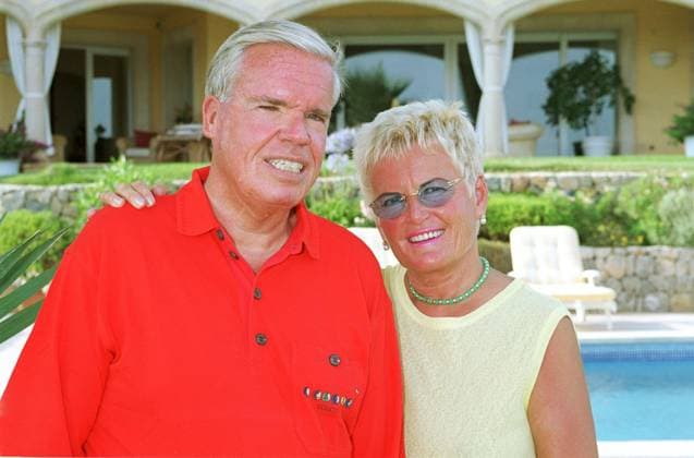 Manager auf Mallorca: Klaus-Michael Kuehne Fotoshooting Homestory mit dem deutschen Unternehmer Klaus-Michael Kuehne und Frau vor seinem Haus auf Mallorca, Spanien 2003., Port d Andraitx Mallorca Spain *** Manager at Mallorca Klaus Michael Kuehne Photo shoot Homestory with the Germans Entrepreneur Klaus Michael Kuehne and Woman before his House at Majorca, Spain 2003 , Port D Andraitx Mallorca Spain Copyright: FrankxWxHempel HEM_880001961 Nur redaktionelle Nutzung. Editorial usage only. HEM_880001961 EDITORIAL USE ONLY