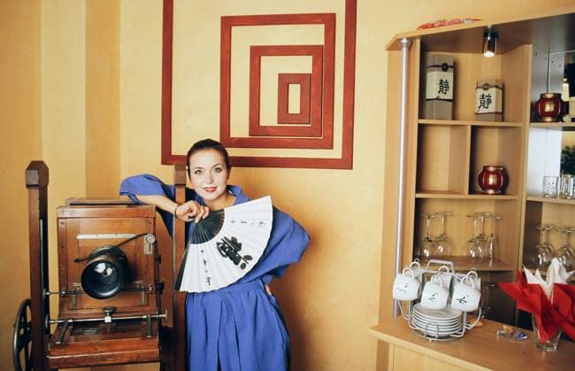 Nadine Dehmel, deutsche Schauspielerin, neben einer antiken Großformatkamera, Deutschland um 1998. Deutschland Copyright: xUnitedxArchivesx xAlexanderxStingl STI_8704001475 EDITORIAL USE ONLY