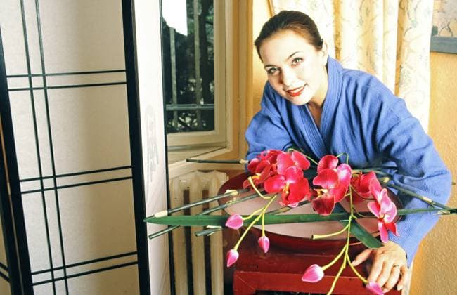 Nadine Dehmel, deutsche Schauspielerin, mit Schnittblumen, Deutschland um 1998. Deutschland Copyright: xUnitedxArchivesx xAlexanderxStingl STI_8704001478 EDITORIAL USE ONLY