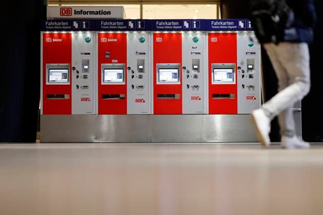 Fahrgäste vor Fahrkartenautomaten im Kölner Hauptbahnhof. Der sechstägige Bahnstreik der Lokführergewerkschaft GDL hat begonnen. Betroffen sind sowohl der Güter- als auch der Personenverkehr im gesamten Bundesgebiet. Die Deutsche Bahn (DB) erwartet daher erhebliche Beeinträchtigungen. Ein Notfahrplan ist eingerichtet. (Themenbild, Symbolbild) Köln, 24.01.2024 NRW Deutschland *** Passengers in front of ticket machines at Cologne Central Station The six-day rail strike by the train drivers union GDL has begun Both freight and passenger transport throughout Germany are affected Deutsche Bahn DB therefore expects considerable disruptions An emergency timetable has been set up Themed image, symbolic image Cologne, 24 01 2024 NRW Germany Copyright: xChristophxHardtx