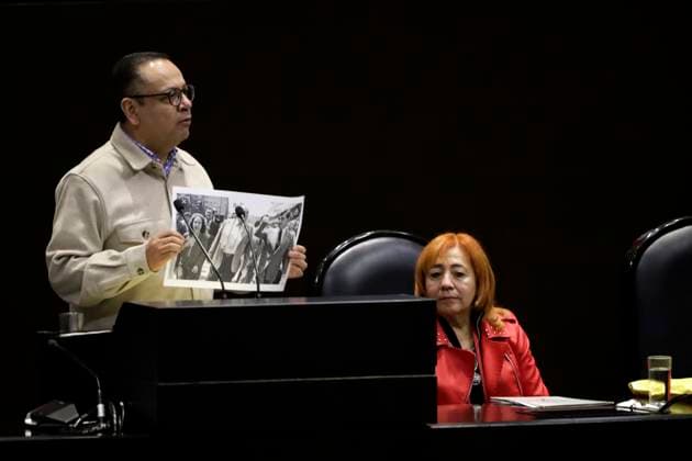 Mexiko, Menschenrechtsbeauftragte legt Bericht für 2023 vor Mexico’s human rights chief Rosario Piedra Ibarra Annual Activities Report January 24, 2024, Mexico City, Mexico: Senator German Martinez shows a photograph in which the presidential candidates in 1988, Rosario Ibarra, Manuel Clouthier and Cuauhtémoc Cardenas, appear during the appearance of the president of the National Human Rights Commission, Rosario Piedra Ibarra before the Permanent Commission of the Congress of the Union of the Chamber of Deputies in Mexico City. on January 24, 2024 in Mexico City, Mexico (Photo by Luis Barron Eyepix Group). Copyright: xLuisxBarronx xEyepixxGroupx LB_24012024_109900