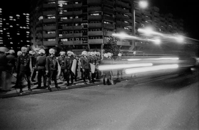 DDR, Berlin, 26.09.1990, Volkspolizei in Bereitschaft, nachdem in der Leipziger Straße die Scheiben von Geschäften zu Bruch gingen, erste Randale (Probe) von Autonomen aus Kreuzberg (das erste mal im Osten!) zu den Feierlichkeiten zur Wiedervereinigung am 3. Oktober, Rolf Zoellner Autonomen Randale *** GDR, Berlin, 26 09 1990, Peoples Police on standby after the windows of stores in Leipziger Straße were broken, first riot rehearsal by autonomous people from Kreuzberg for the first time in the East for the reunification celebrations on October 3, Rolf Zoellner Autonomous rioting