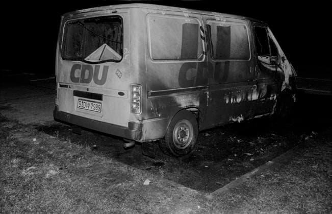 DDR, Berlin, 26.09.1990, ein angezündeter Kleinbus der CDU, erste Randale (Probe) von Autonomen aus Kreuzberg (das erste mal im Osten!) zu den Feierlichkeiten zur Wiedervereinigung am 3. Oktober, Rolf Zoellner Autonomen Randale *** GDR, Berlin, 26 09 1990, a minibus of the CDU set on fire, first riot rehearsal by autonomists from Kreuzberg for the first time in the East for the reunification celebrations on October 3, Rolf Zoellner Autonomen Randale