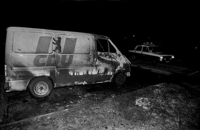 DDR, Berlin, 26.09.1990, ein angezündeter Kleinbus der CDU, erste Randale (Probe) von Autonomen aus Kreuzberg (das erste mal im Osten!) zu den Feierlichkeiten zur Wiedervereinigung am 3. Oktober, Auto der Volkspolizei Rolf Zoellner Autonomen Randale *** GDR, Berlin, 26 09 1990, a lit minibus of the CDU, first riot rehearsal of autonomous people from Kreuzberg the first time in the East to the reunification celebrations on October 3, car of the Peoples Police Rolf Zoellner Autonomous riots