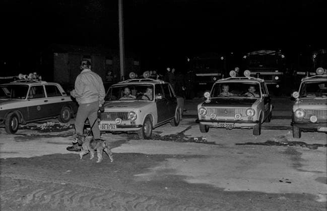 DDR, Berlin, 26.09.1990, PKW der Volkspolizei ..., Volkspolizei in Bereitschaft, nachdem in der Leipziger Straße die Scheiben von Geschäften zu Bruch gingen, erste Randale (Probe) von Autonomen aus Kreuzberg (das erste mal im Osten!) zu den Feierlichkeiten zur Wiedervereinigung am 3. Oktober, Rolf Zoellner Autonomen Randale *** GDR, Berlin, 26 09 1990, Peoples Police car, Peoples Police on standby after the windows of stores in Leipziger Strasse were broken, first riot rehearsal by autonomous people from Kreuzberg for the first time in the East for the reunification celebrations on October 3, Rolf Zoellner Autonomous rioting