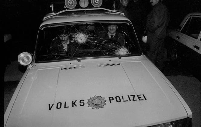 DDR, Berlin, 26.09.1990, Steine auf Volkspolizisten ..., Volkspolizei in Bereitschaft, nachdem in der Leipziger Straße die Scheiben von Geschäften zu Bruch gingen, erste Randale (Probe) von Autonomen aus Kreuzberg (das erste mal im Osten!) zu den Feierlichkeiten zur Wiedervereinigung am 3. Oktober, Rolf Zoellner Autonomen Randale *** GDR, Berlin, 26 09 1990, Stones on policemen, Peoples Police on standby after the windows of stores in Leipziger Straße were broken, first riot rehearsal by autonomists from Kreuzberg for the first time in the East for the reunification celebrations on October 3, Rolf Zoellner Autonomous rioting